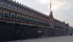 Por posibles provocadores en protestas de Ayotzinapa, AMLO justifica blindaje a Palacio Nacional