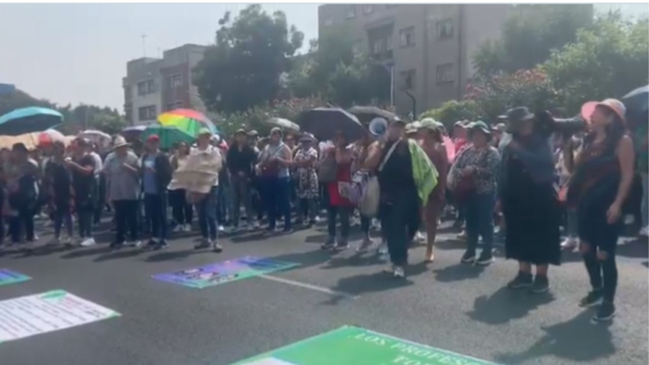 Maestros de la CNTE bloquean Tlalpan frente a instalaciones del SNTE Maestros de la CNTE bloquean Tlalpan frente a instalaciones del SNTE