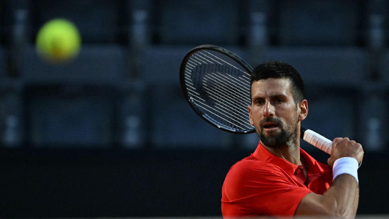 Tenista Novak Djokovic es golpeado con botella tras triunfar en Roma Tenista Novak Djokovic es golpeado con botella tras triunfar en Roma