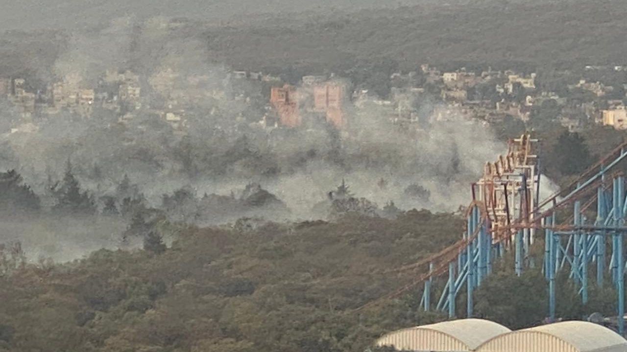 Combaten incendio en el Bosque de Tlalpan, cerca de Six Flags Combaten incendio en el Bosque de Tlalpan, cerca de Six Flags