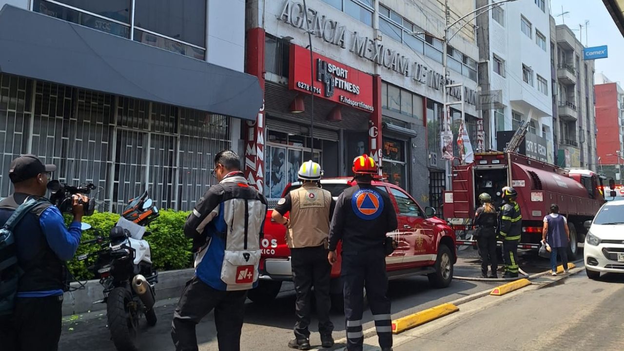 Desalojan edificio por incendio de basura en la Avenida Cuauhtémoc Desalojan edificio por incendio de basura en la Avenida Cuauhtémoc