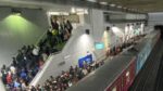 Caos en el Metro: alta afluencia y retrasos en líneas A y 8