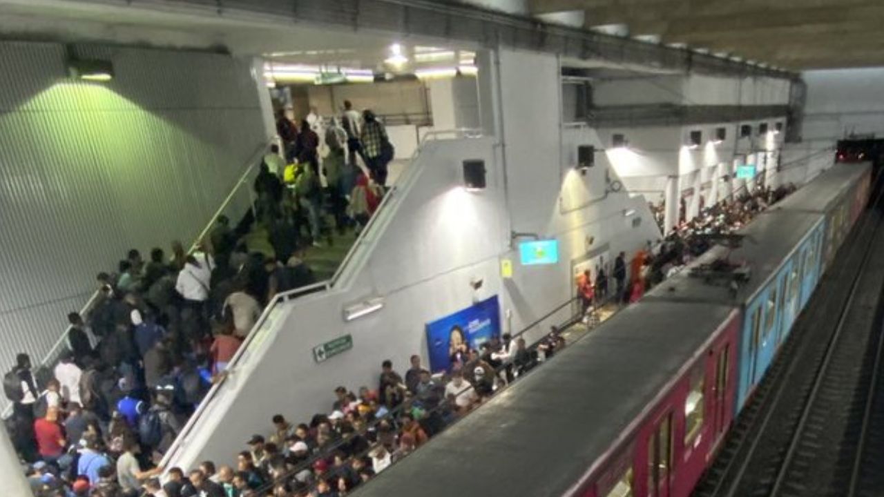 Caos en el Metro: alta afluencia y retrasos en líneas A y 8 Caos en el Metro: alta afluencia y retrasos en líneas A y 8
