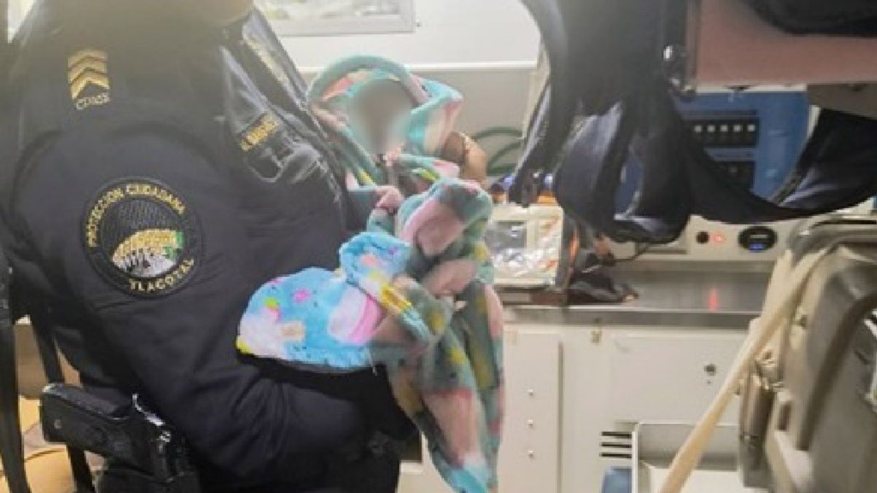 Policías auxilian nacimiento de un bebé en calles de Iztacalco Policías auxilian nacimiento de un bebé en calles de Iztacalco