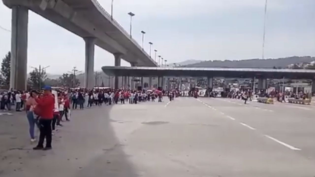 Miembros de la CNTE toman caseta en Autopista México-Cuernavaca Miembros de la CNTE toman caseta en Autopista México-Cuernavaca