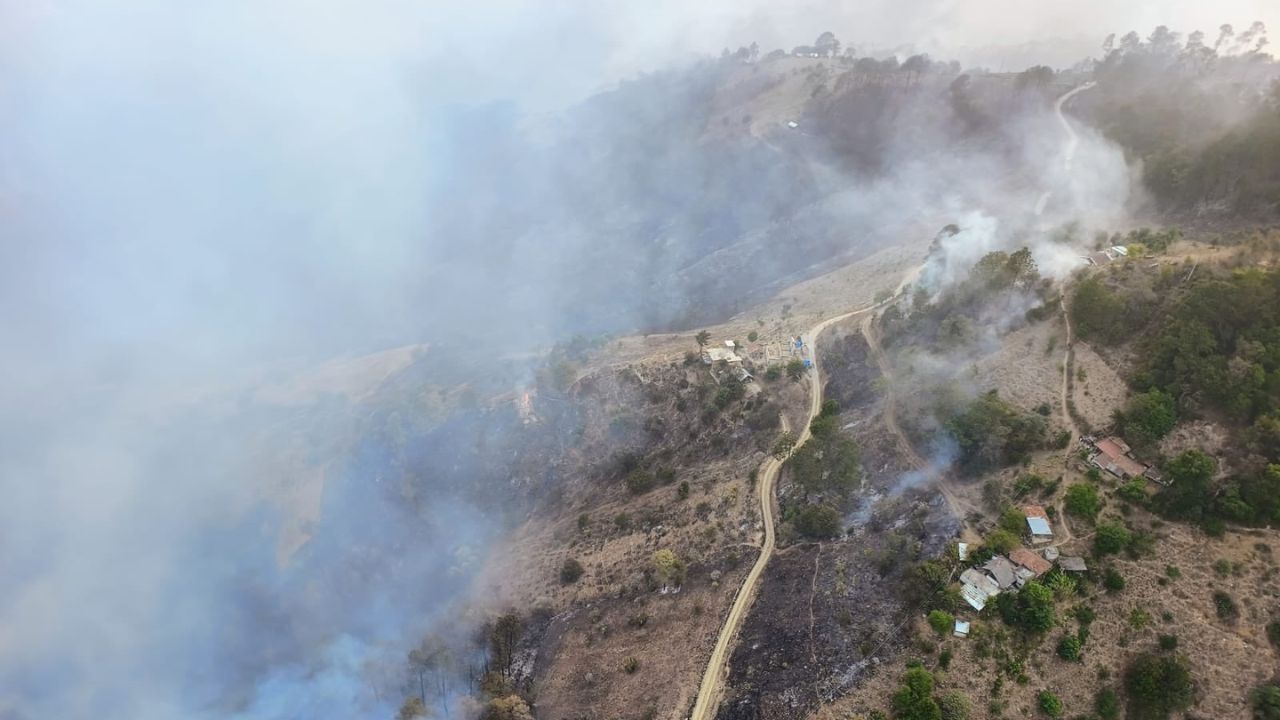Incendio forestal en Zacatlán obliga a suspender clases en escuelas de Puebla Incendio forestal en Zacatlán obliga a suspender clases en escuelas de Puebla