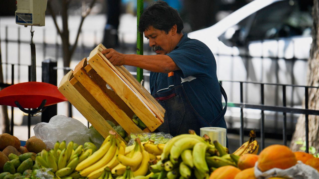 AMLO celebra avances en la reducción de la pobreza laboral en México