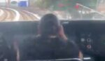 Captan a operadora del Metro maquillándose mientras conduce