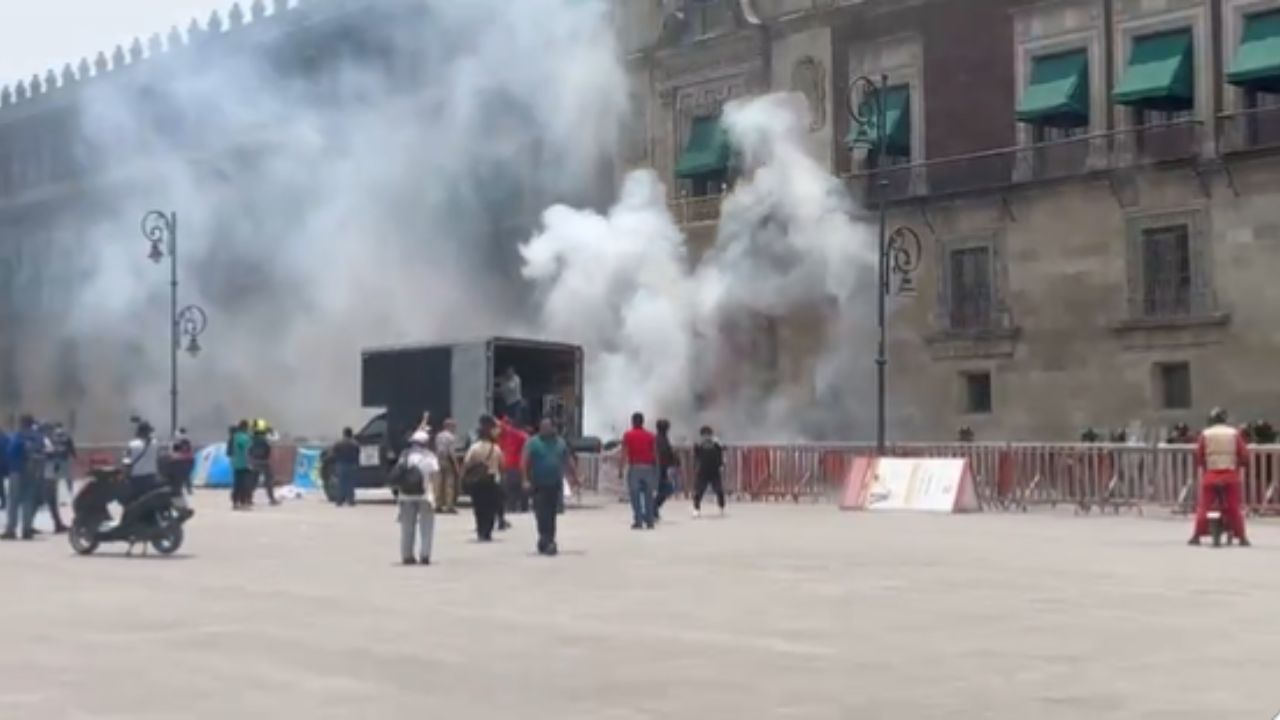 Normalistas lanzan petardos contra Palacio Nacional; varios policías lesionados Normalistas lanzan petardos contra Palacio Nacional; varios policías lesionados