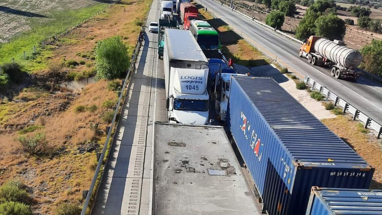 Bloqueo en Arco Norte suma más de 26 horas; hay desesperación entre transportistas Bloqueo en Arco Norte suma más de 26 horas; hay desesperación entre transportistas
