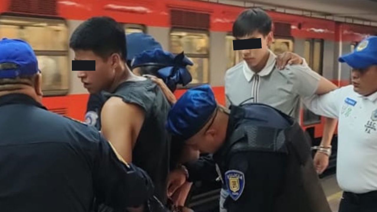 Policías auxiliares detienen a dos por robo de cartera con 3 mil pesos en el Metro Policías auxiliares detienen a dos por robo de cartera con 3 mil pesos en el Metro