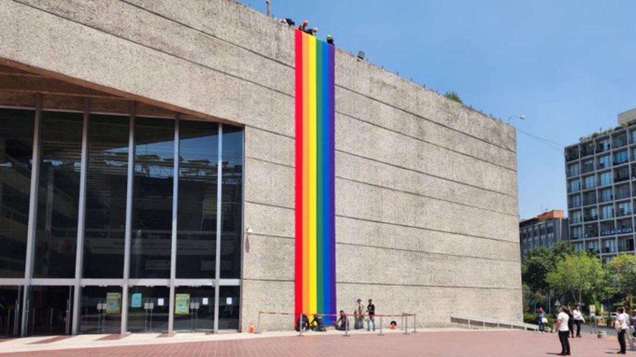 Restituyen bandera LGBT+ en edificio del Infonavit
