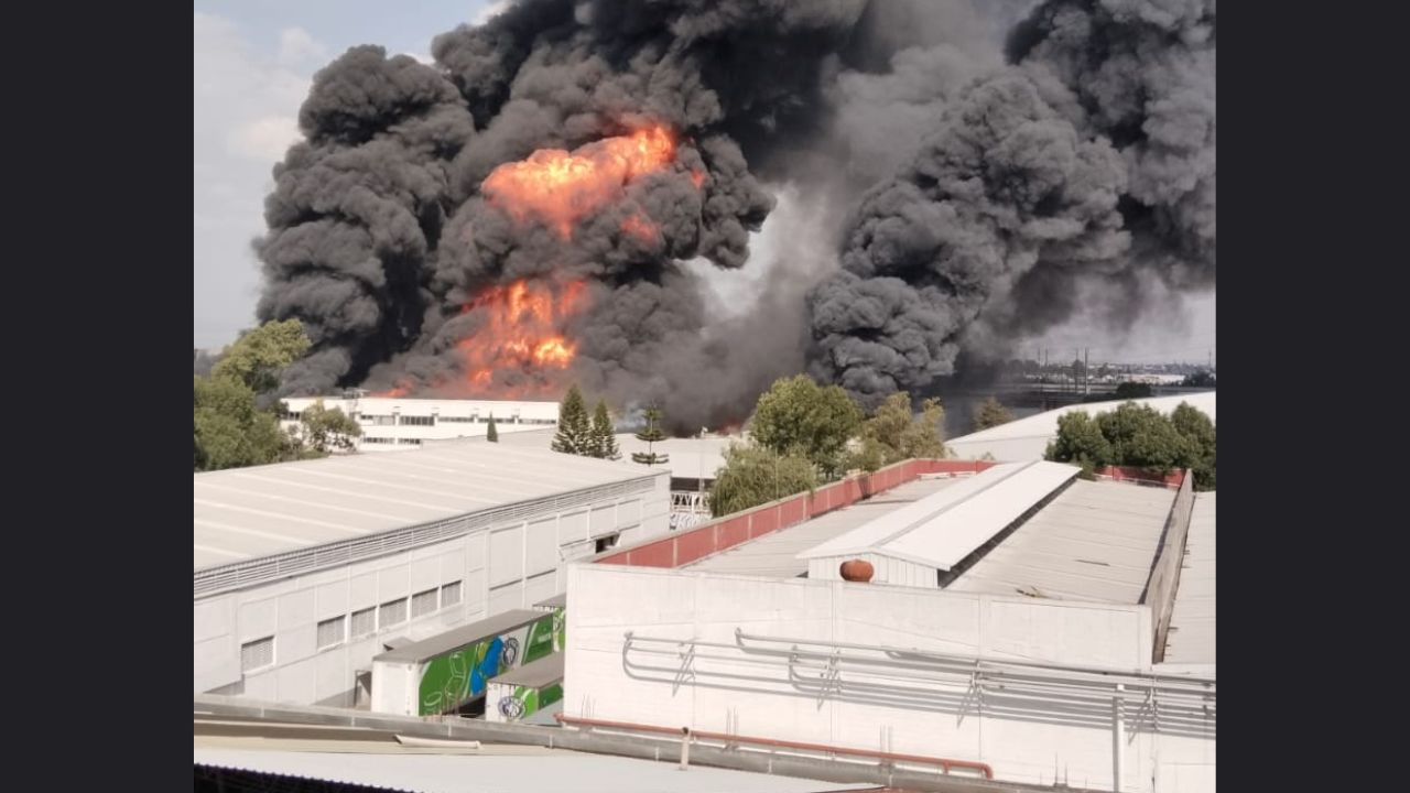 Se registra fuerte incendio en fábrica de plásticos en Ecatepec Se registra fuerte incendio en fábrica de plásticos en Ecatepec