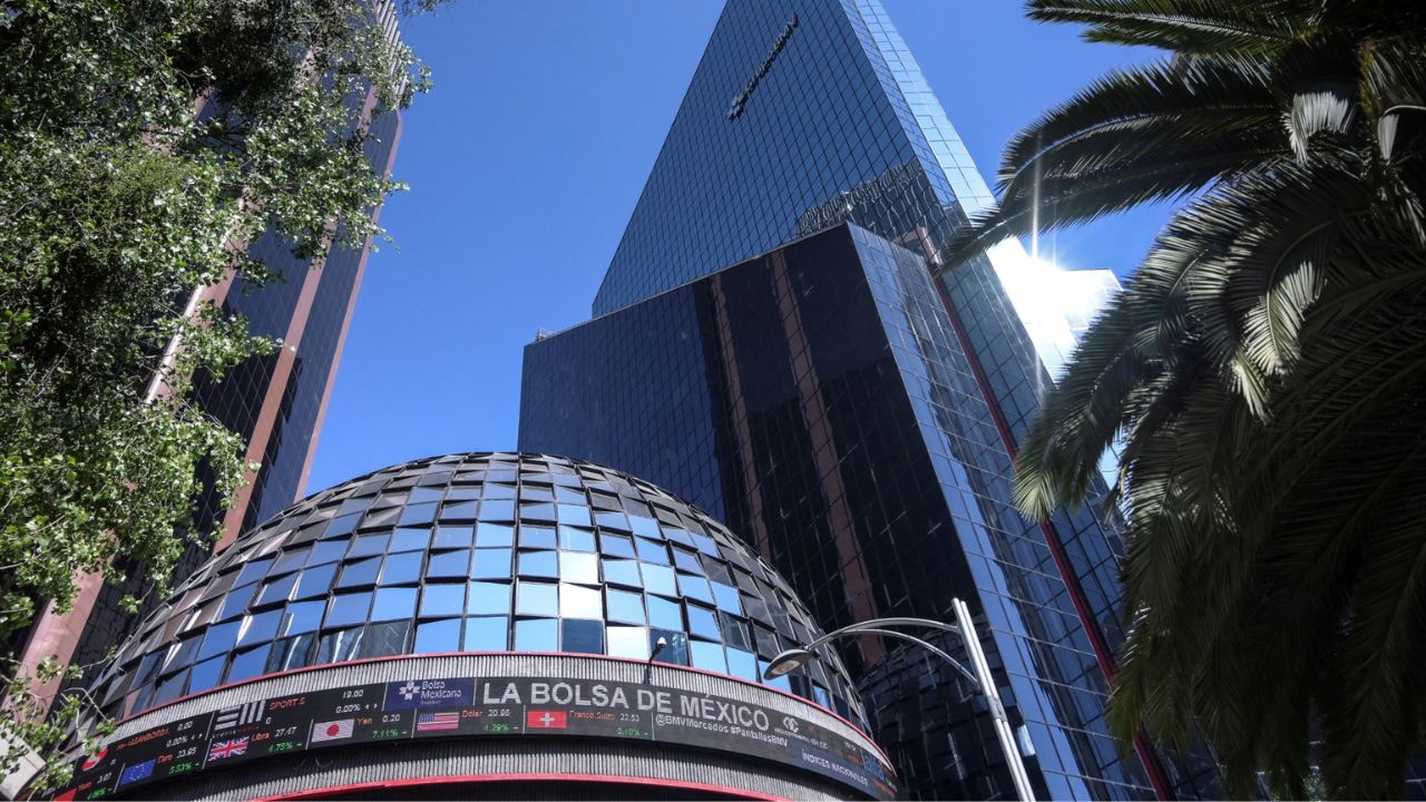 AMLO atribuye caída de la Bolsa a factores externos tras elecciones AMLO atribuye caída de la Bolsa a factores externos tras elecciones