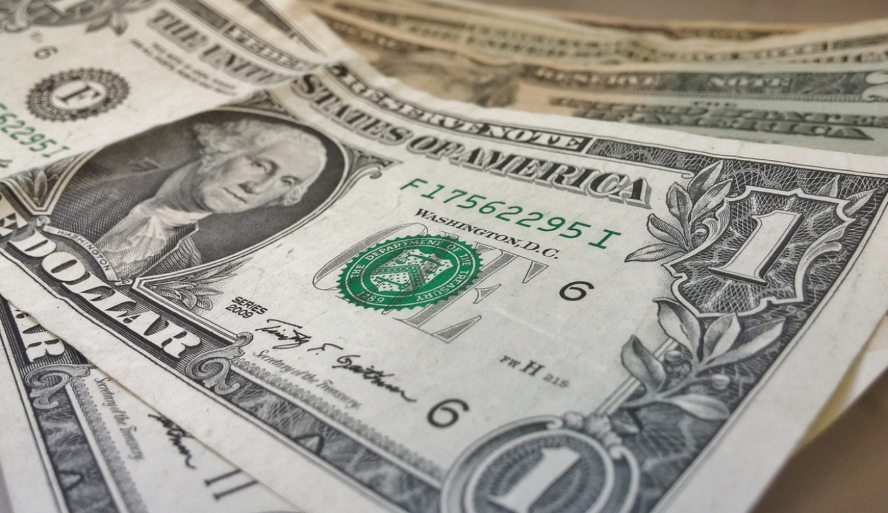 El peso da pequeña pelea al dólar y se aprecia en $18.39