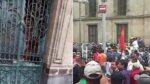 CNTE y policías se enfrentan frente a Palacio Nacional