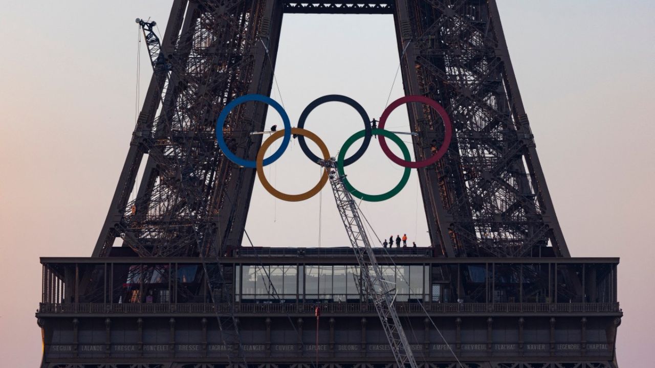 Los anillos olímpicos ya lucen en la Torre Eiffel Los anillos olímpicos ya lucen en la Torre Eiffel