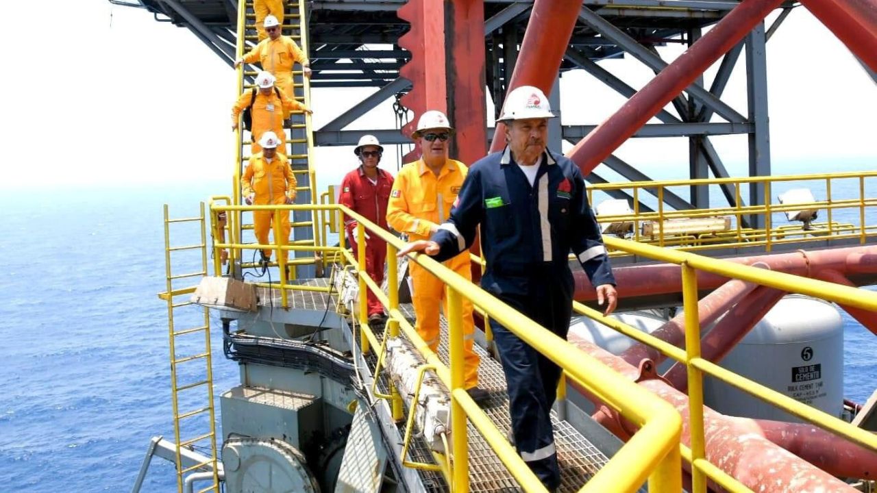 Pemex aumenta 47% su inversión en refinerías este sexenio Pemex aumenta 47% su inversión en refinerías este sexenio