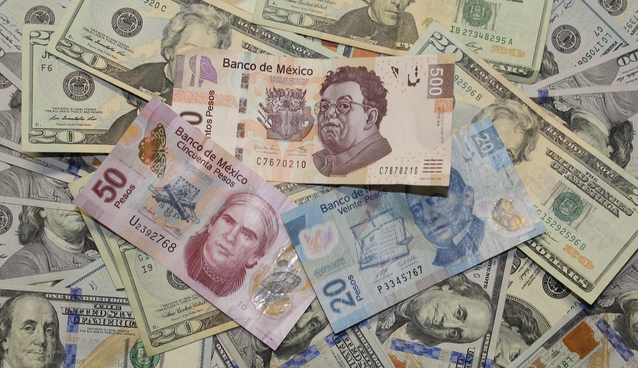 Respira el peso frente al dólar al cotizarse en 18.39 unidades