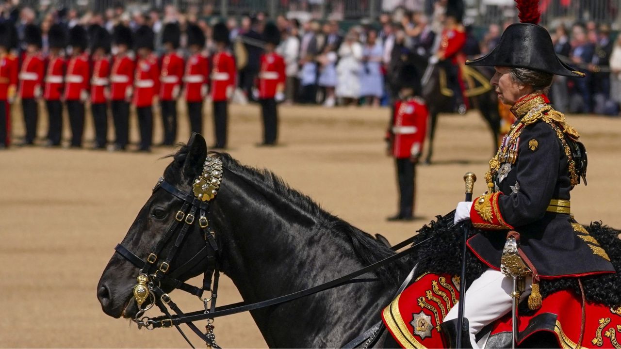 Princesa Ana de Inglaterra, hospitalizada tras ser golpeada por un caballo Princesa Ana de Inglaterra, hospitalizada tras ser golpeada por un caballo