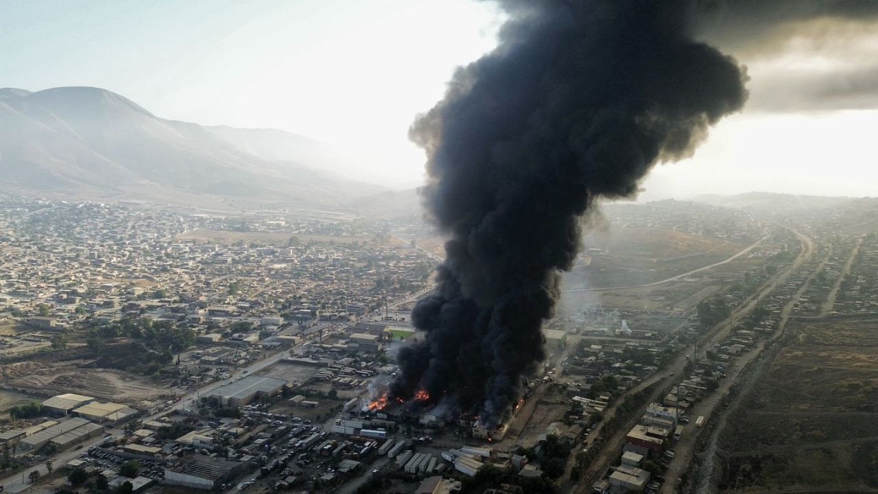 Incendio arrasa con tres naves industriales en Tijuana Incendio arrasa con tres naves industriales en Tijuana