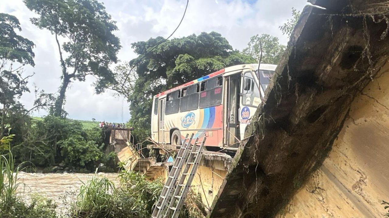 Colapso de puente en Omealca, Veracruz, deja un muerto y varios heridos Colapso de puente en Omealca, Veracruz, deja un muerto y varios heridos