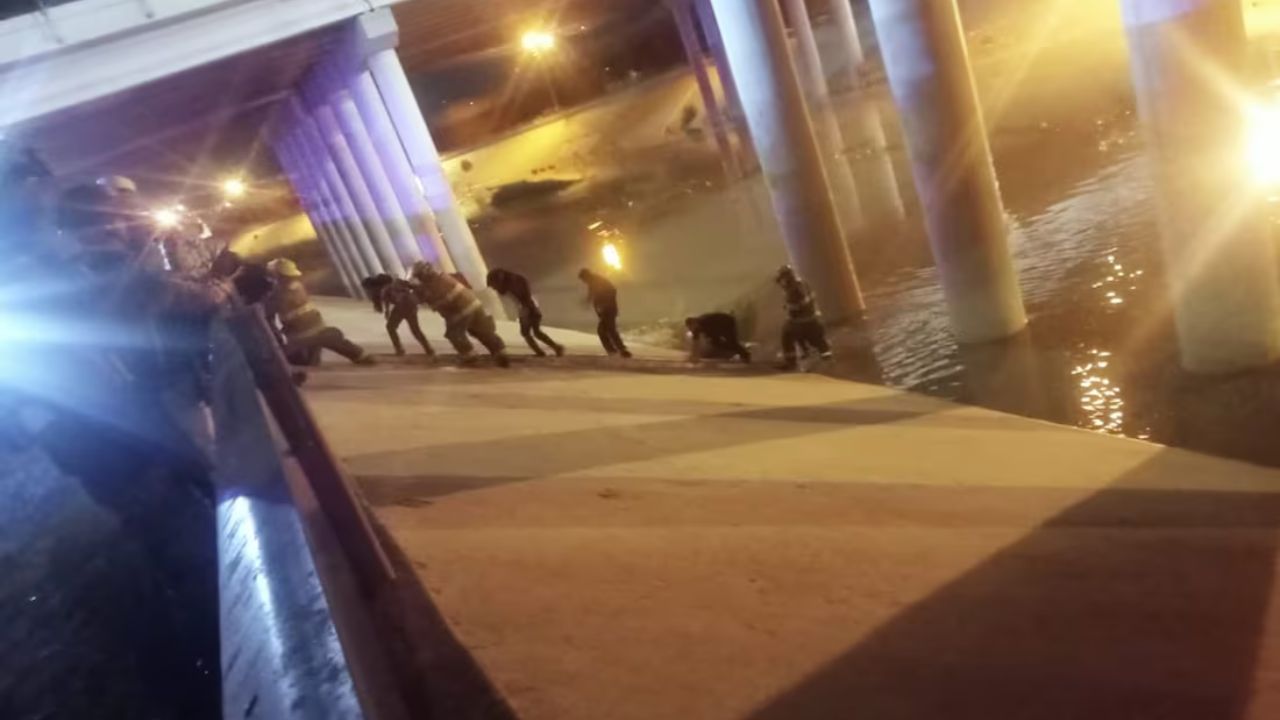 Rescatan a 9 migrantes que quedaron varados en el Río Bravo Rescatan a 9 migrantes que quedaron varados en el Río Bravo