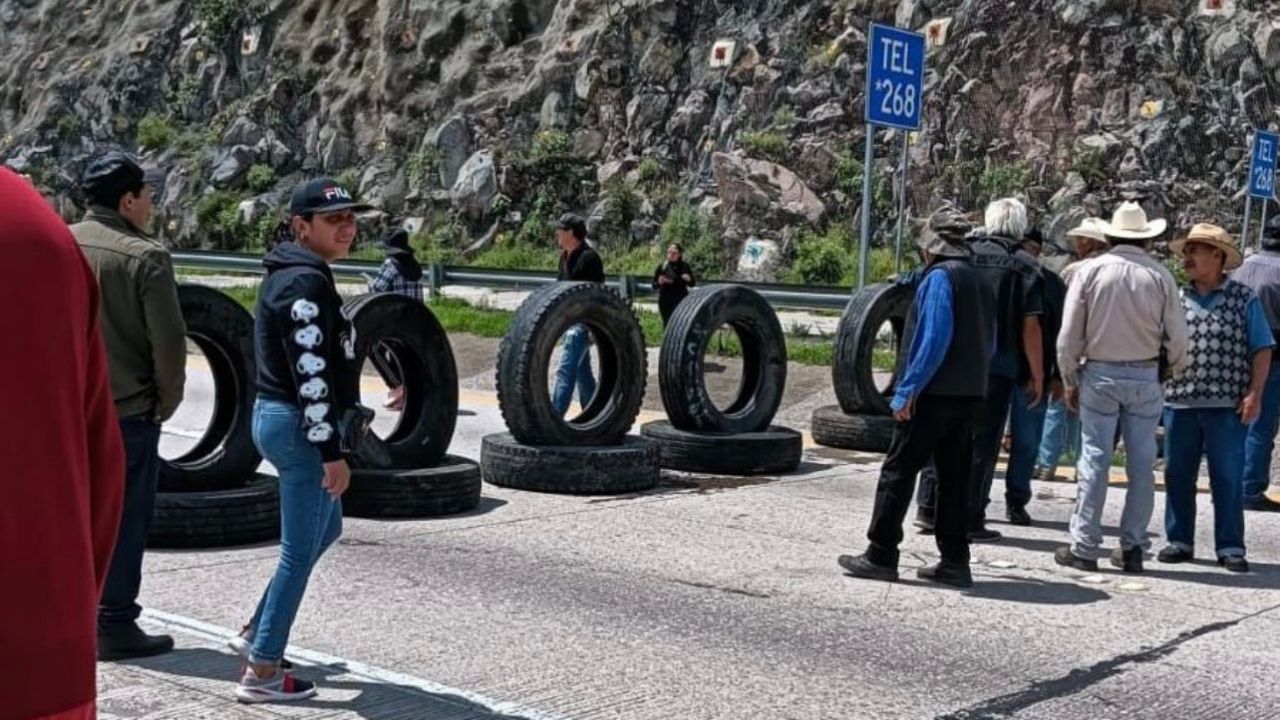 Ejidatarios llevan 57 horas de bloqueo en Arco Norte; amenazan con detonar puente Ejidatarios llevan 57 horas de bloqueo en Arco Norte; amenazan con detonar puente