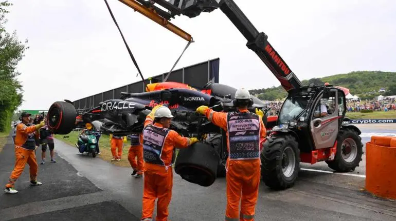 ‘Checo’ Pérez se estrelló contra el muro y provocó una bandera roja en la Q1 de Hungría ‘Checo’ Pérez se estrelló contra el muro y provocó una bandera roja en la Q1 de Hungría