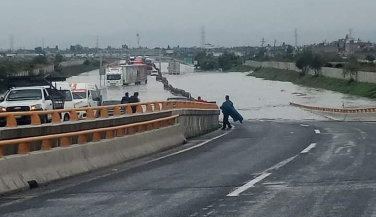 Lluvia afecta varios puntos del Circuito Exterior Mexiquense