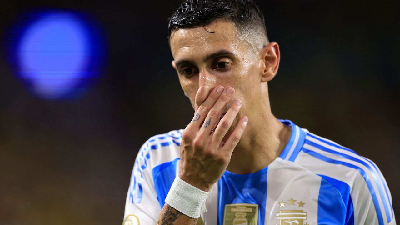 Detienen a dos barrabravas por las amenazas al futbolista Di María en Argentina Detienen a dos barrabravas por las amenazas al futbolista Di María en Argentina