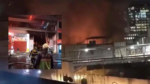 Bomberos extinguen llamas en una bodega de República de Uruguay, Centro Histórico