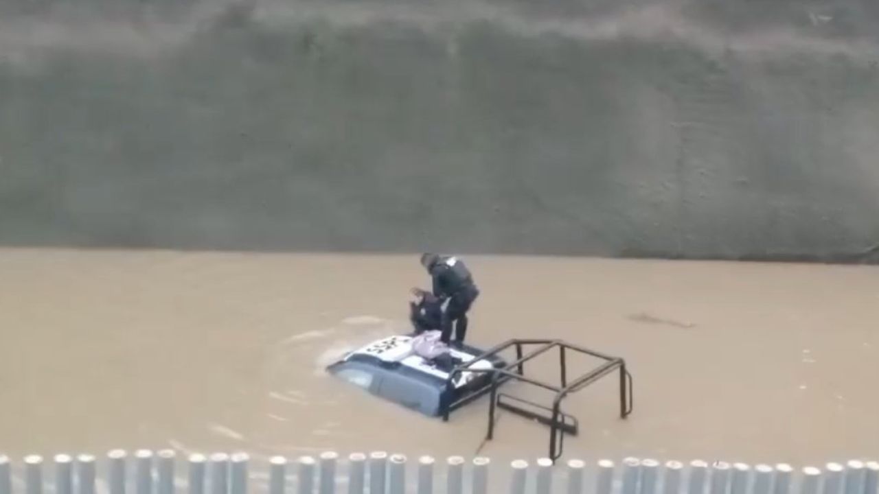 Policías se quedan atrapados en su patrulla por inundaciones en Cuautitlán Izcalli Policías se quedan atrapados en su patrulla por inundaciones en Cuautitlán Izcalli