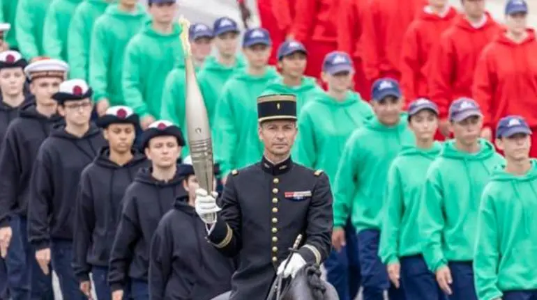 La llama olímpica llega a París, a tiempo para la fiesta nacional de Francia La llama olímpica llega a París, a tiempo para la fiesta nacional de Francia