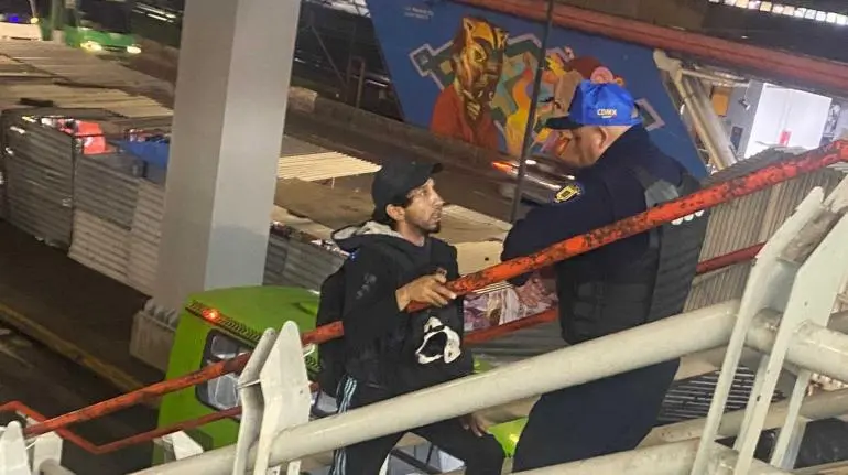 Policías impiden el paso a hombre al Metro por llevar a perro en una mochila Policías impiden el paso a hombre al Metro por llevar a perro en una mochila