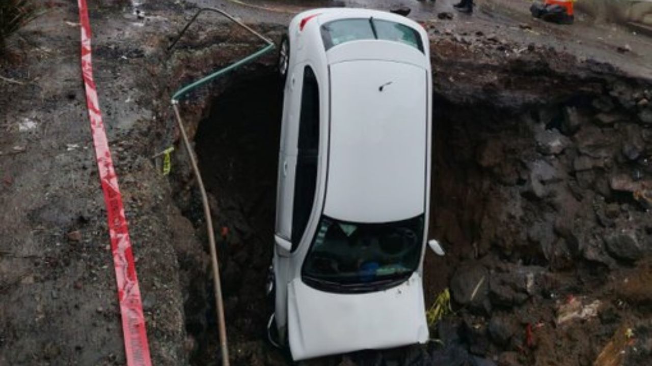 Conductor cae a enorme socavón en Xochimilco Conductor cae a enorme socavón en Xochimilco