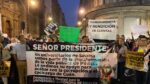 Protestan alumnos y trabajadores de la UAS frente a Palacio Nacional