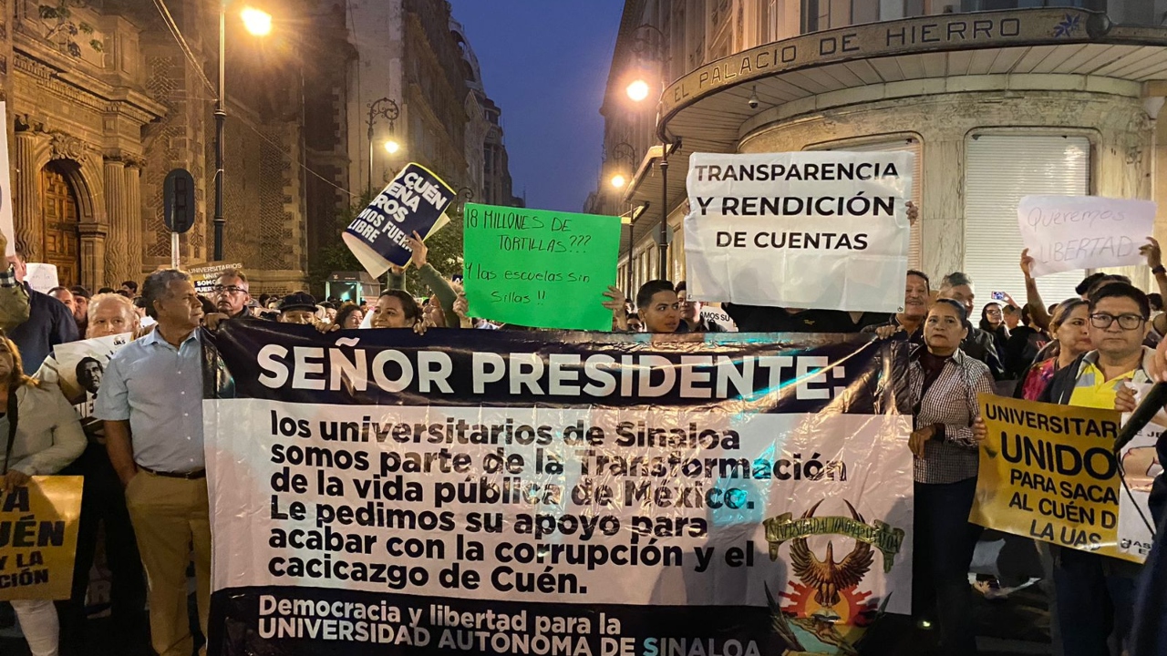 Protestan alumnos y trabajadores de la UAS frente a Palacio Nacional