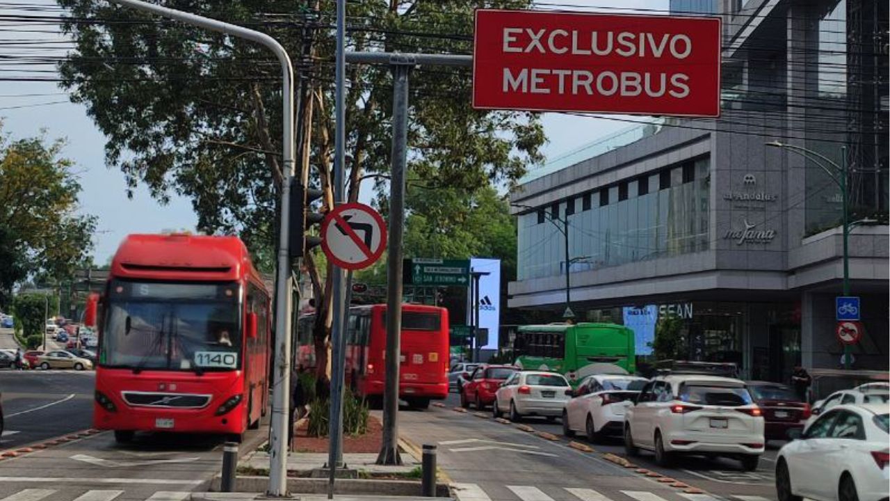 Metrobús arrolla a peatón en avenida Xola; suspenden temporalmente el servicio en L2 Metrobús arrolla a peatón en avenida Xola; suspenden temporalmente el servicio en L2