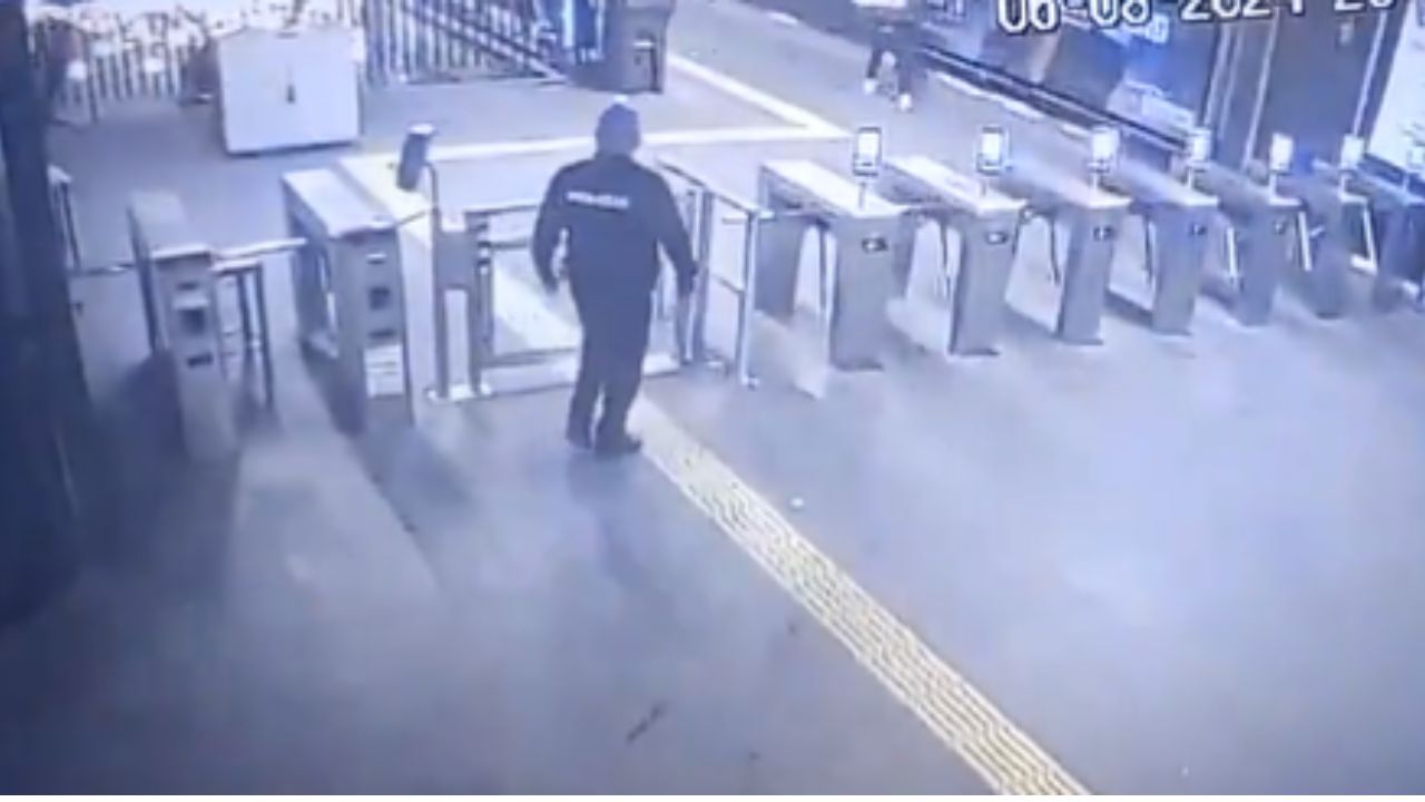 Cae rayo en estación Taxqueña e interrumpe servicio en Tren Ligero Cae rayo en estación Taxqueña e interrumpe servicio en Tren Ligero