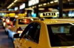 Permisionarios de servicio de taxis de los aeropuertos repudian posible amparo a Uber para operar en terminales aéreas