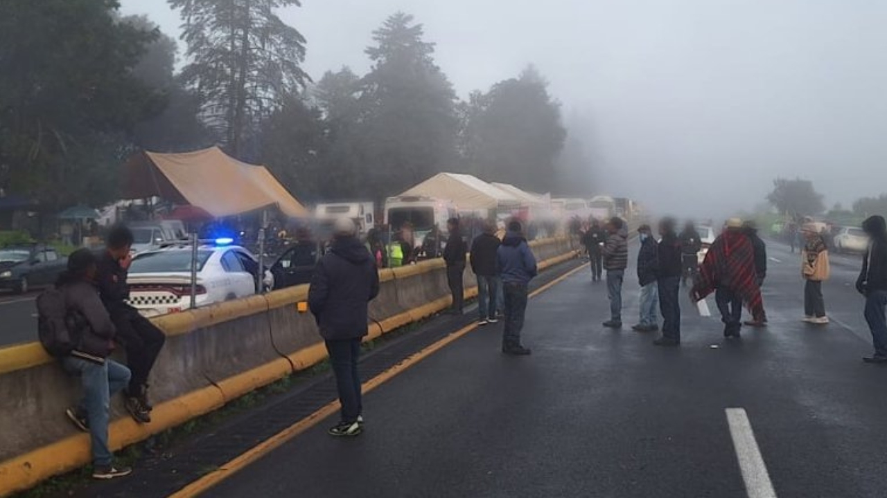 Por segundo día, ejidatarios bloquean la autopista México-Puebla Por segundo día, ejidatarios bloquean la autopista México-Puebla