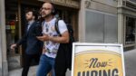 Desempleo en EUA se dispara a 4.3%, la tasa más alta desde 2021
