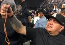 Fan esparce cenizas de su amigo en concierto de Caifanes y desata debate Fan esparce cenizas de su amigo en concierto de Caifanes y desata debate