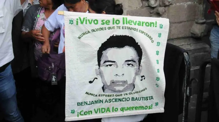 Juez desecha amparo de expolicía implicado en la desaparición de los 43 de Ayotzinapa Juez desecha amparo de expolicía implicado en la desaparición de los 43 de Ayotzinapa