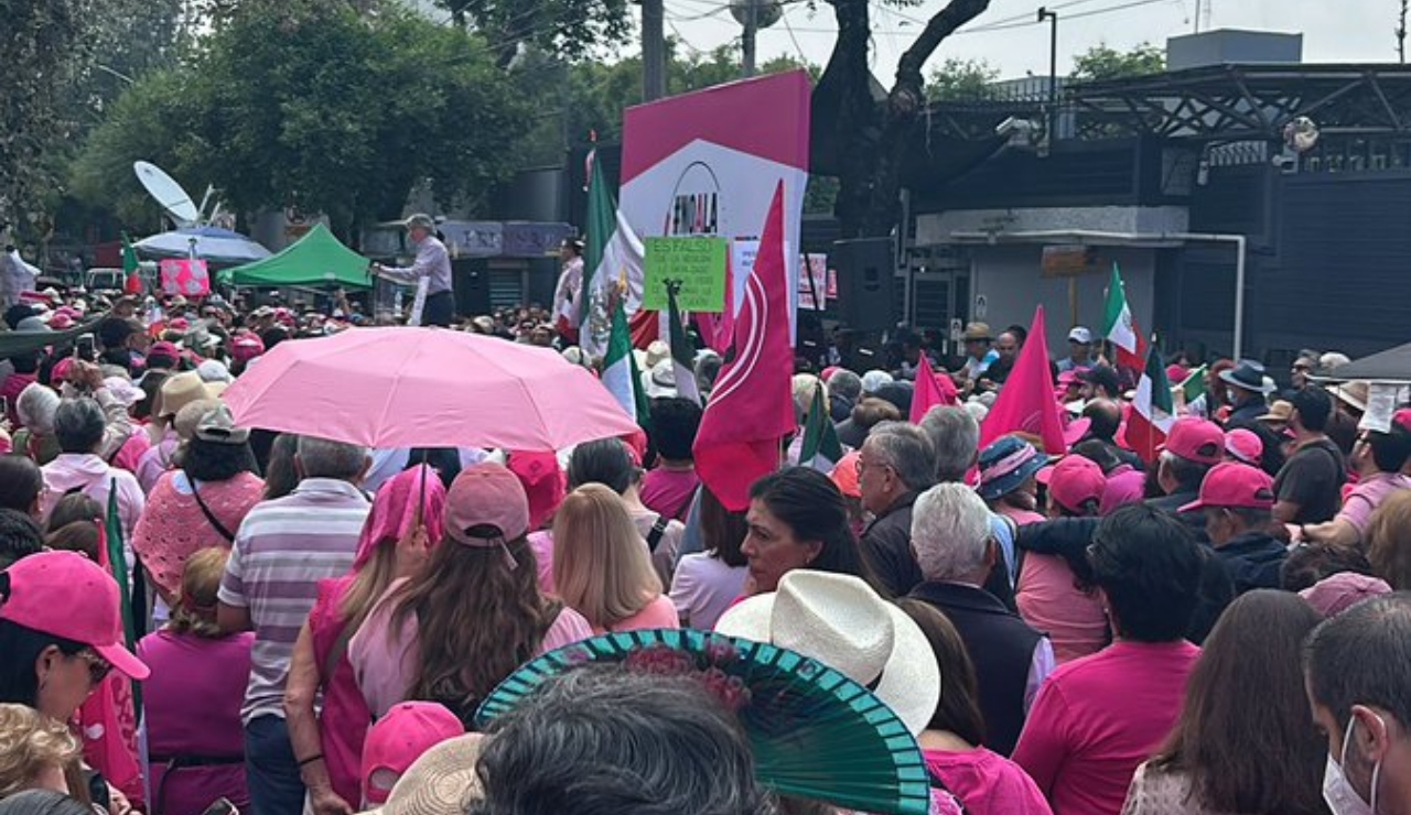 “No tenían ni siquiera claro por qué se manifestaban”, dice AMLO sobre protesta frente al INE “No tenían ni siquiera claro por qué se manifestaban”, dice AMLO sobre protesta frente al INE