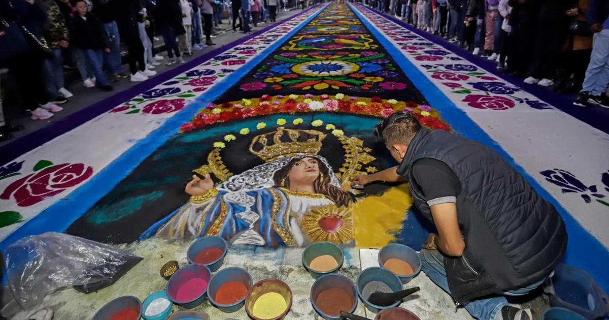 Tlaxcala: Cubren con tapetes de aserrín 7 kilómetros para la Virgen de la Caridad Tlaxcala: Cubren con tapetes de aserrín 7 kilómetros para la Virgen de la Caridad