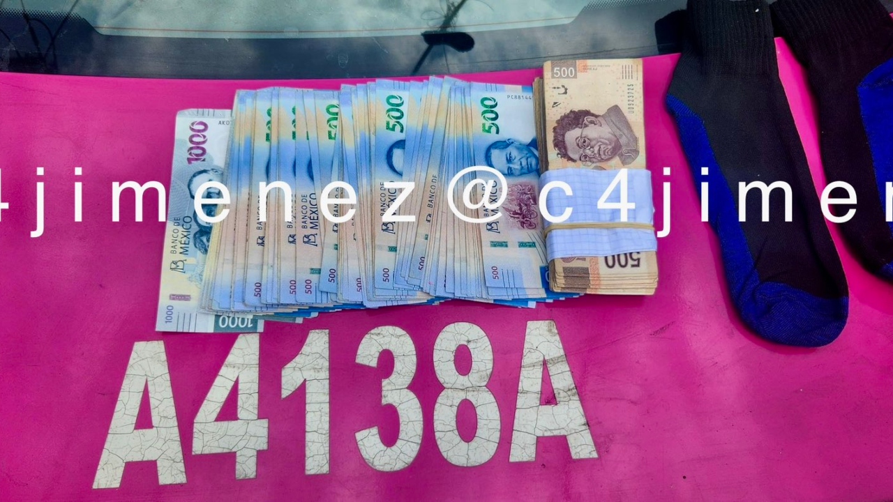 Taxista regresa a pasajero 100 mil pesos que había olvidado en la unidad Taxista regresa a pasajero 100 mil pesos que había olvidado en la unidad