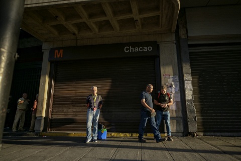 Venezuela queda a oscuras tras apagón; gobierno de Maduro dice que hay ‘saboaje’ Venezuela queda a oscuras tras apagón; gobierno de Maduro dice que hay ‘saboaje’