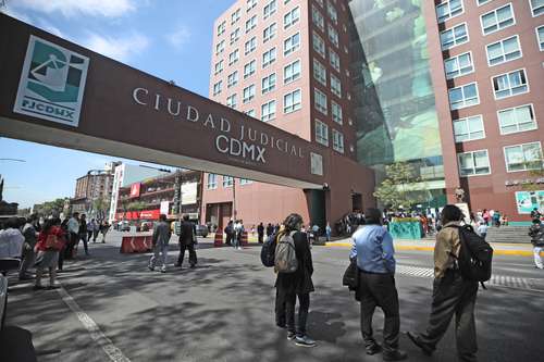 Cierre de juzgados en CDMX ocasiona empujones y discusiones Cierre de juzgados en CDMX ocasiona empujones y discusiones
